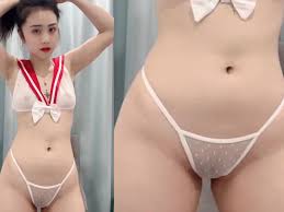 Clip Bé Chan Kéo Quần lót lọt khe bím hằn sâu muốn kích thích