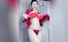 Clip gái xinh chân dài mặc đồ lồ lót sexy khoe dáng cực nuột eo thon