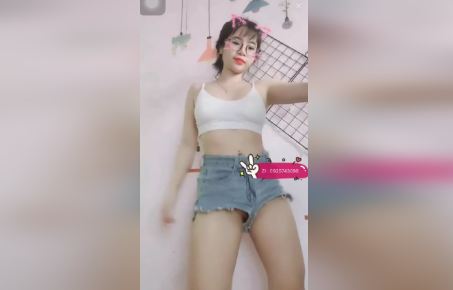 Clip gái xinh nhảy Sexy trên sân khấu để lộ lông bướm