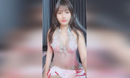 Clip Lam Only mặc Yếm Sexy thực hiện những động tác Uốn Éo khiêu gợi
