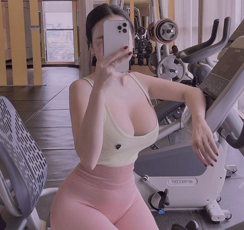 Clip Gái Xinh Lon MÚP mặc quần Bó Sát đi tập Gym