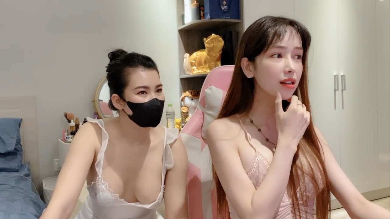 Clip Anna 102 rủ thêm bạn xinh đẹp cùng livestream khoe hàng sexy khiêu gợi