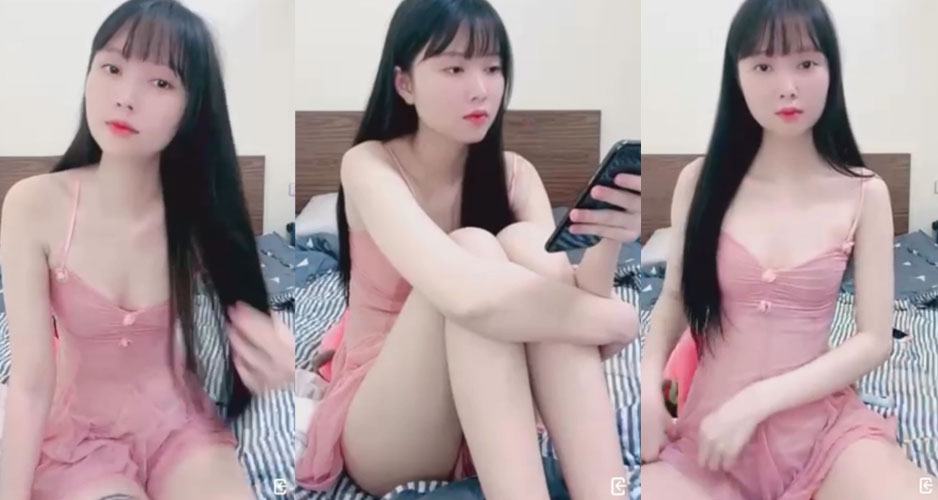Clip Tram Anh 5p mặt xinh dễ thương da trắng chân dài khoe hàng trên giường