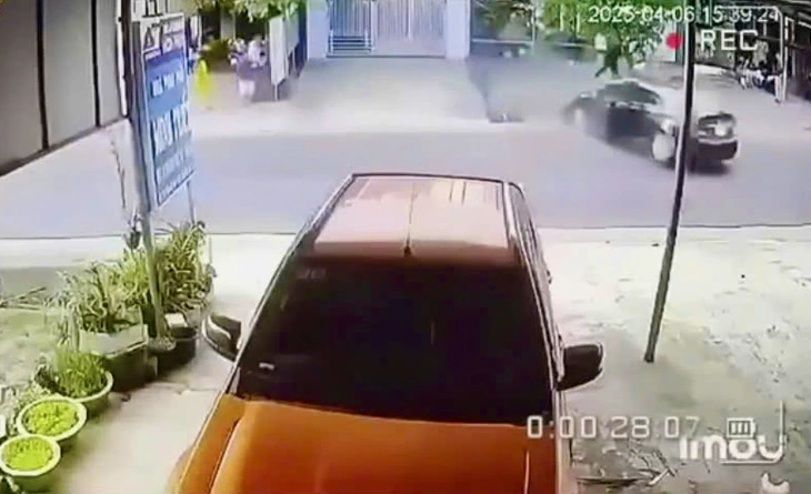 Clip ô tô con mất lái ĐÂM LOẠN XẠ 1 người tử vong