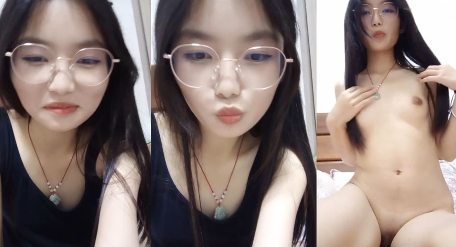 Em nữ sinh đeo kính cận dễ thương cởi hết quần áo show hàng nứng cực mạnh