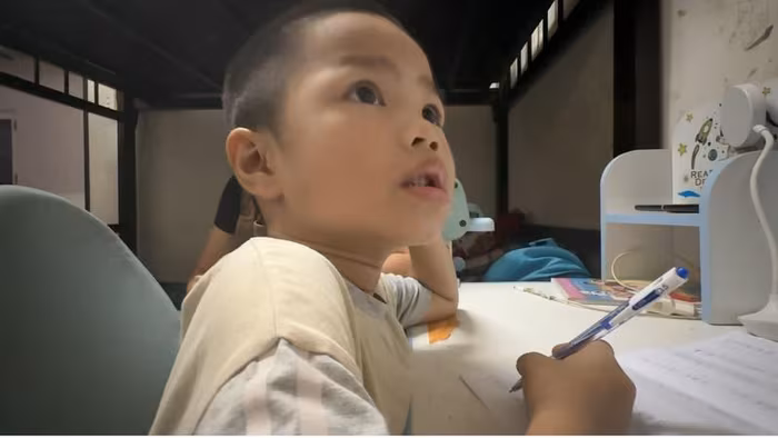 Clip thần đồng 4 tuổi Long An bắn ngoại ngữ như gió