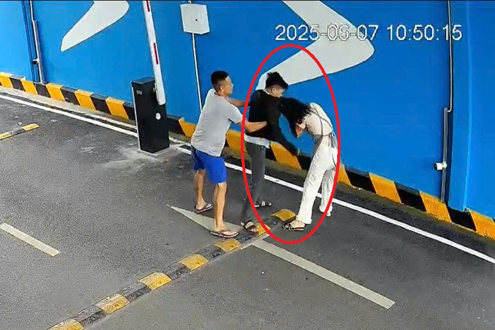 [Bình Dương] Clip người phụ nữ bị chồng cũ đánh tới tấp túi bụi ở nơi làm việc