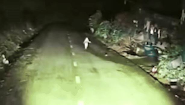 Clip tài xế xe tải gặp cảnh Kinh Hoàng Rùng Mình trong đêm