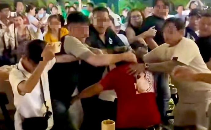 Clip tạm giữ 4 Youtuber trong vụ ẩu đả đánh nhau ở quán ăn C.K.Q TPHCM