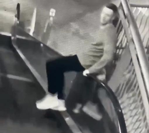 Sitting on the elevator handrail, young man fell to the ground in critical condition