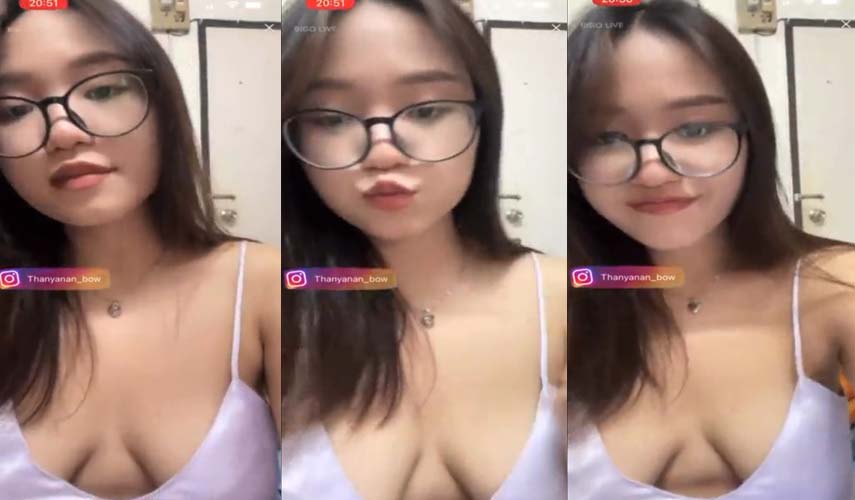 Hot girl Cute đeo kính cận Bigo Live khoe vú đẹp