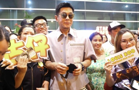 Clip tài tử Cổ Thiên Lạc cùng ngôi sao võ thuật Hồng Kim Bảo tới Việt Nam