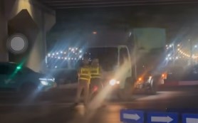 Clip xe tải thông chốt CSGT tháo chạy như Phim Hành Động ở Hà Nội