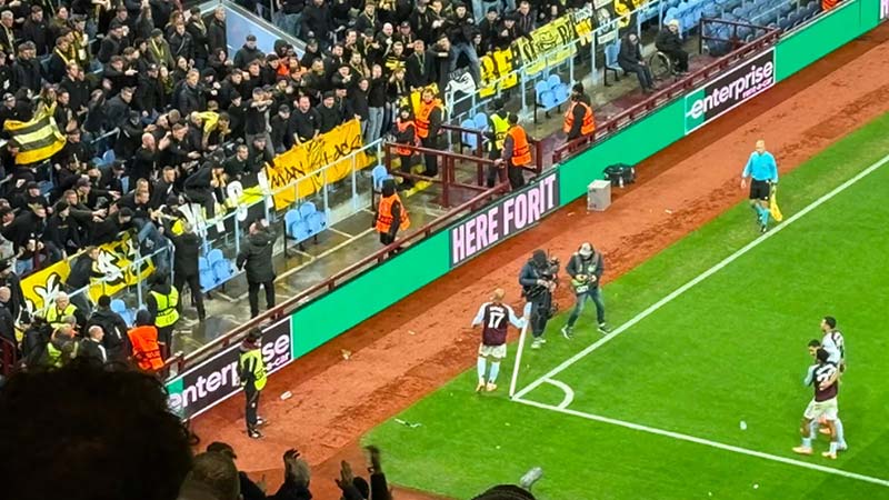 Aston Villa vs Young Boy match interupted: Donyell Malen struck on head by missile in ugly scenes. Aston Villa goalscorer Donyell Malen struck on head by missile in ugly scenes. Donyell Malen opened the scoring for Aston Villa during their Europa League clash with Young Boys on Thursday evening, before he was struck on the head by a foreign object projected towards him by the away support at Villa Park. Aston Villa vs Young Boy match interupted: Donyell Malen struck on head by missile in ugly scenes, Video Aston Villa vs Young Boy match interupted, Europa League Full Goals Highlight, UEFA Europa League Full Goals Highlights, Aston Villa Full Goals Highlight, Young Boys Full Goals Highlight