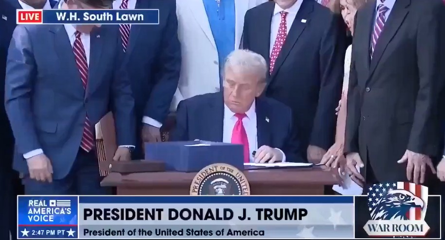 Trump Approves $2.5 Trillion Stimulus Plan - What It Means for the Economy