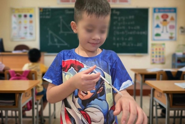 PHẪN NỘ clip nữ giáo viên PHẠT học sinh lớp 3 TỰ CHÍCH KIM TIÊM vào tay vì nói chuyện riêng