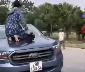 Full clip hot cô gái nhảy lên nóc ô tô đánh ghen đang Viral