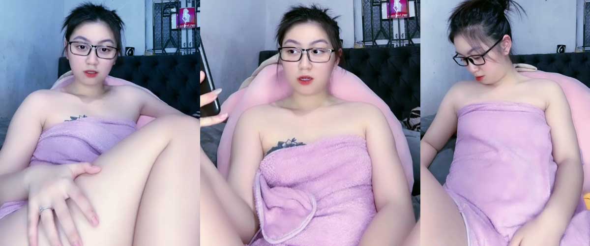 Clip em gái xinh đeo kính quấn khăn tắm live show gợi tình
