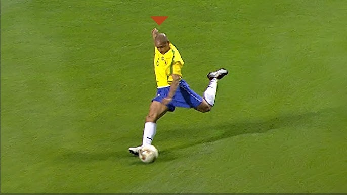 Roberto Carlos' Greatest Goals Ever | The Most Spectacular Strikes of a Football Legend ⚽ ⚽ ⚽