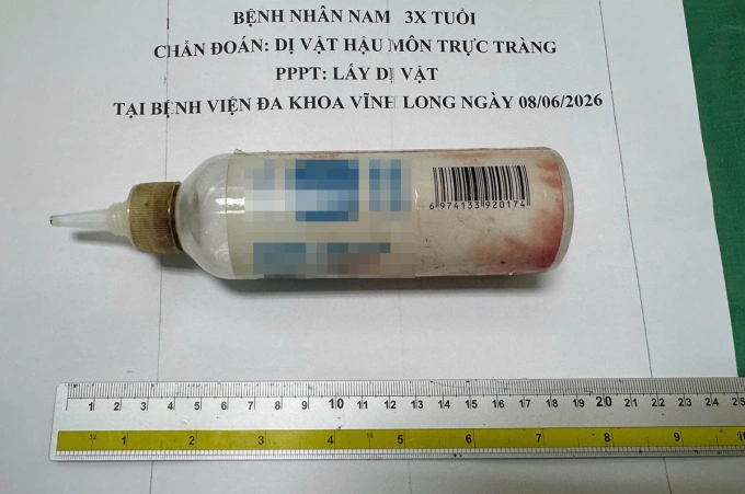 Clip TỰ SƯỚNG với chai nhựa dài 20 cm, người đàn ông cấp cứu khẩn vì thủng trực tràng