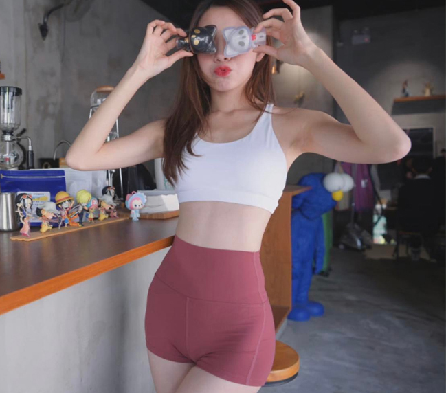 Con Gái Mặc Quần Bó Sát Mỏng Tanh Hằn Bím Múp Ra Đường