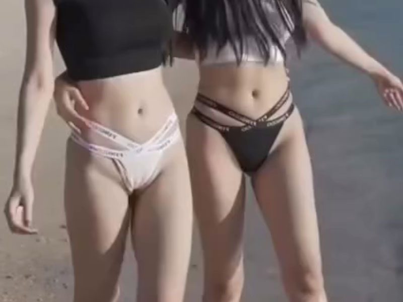 Clip hot 2 chị em chân dài mặc đồ lót tắm biển lộ hàng sexy