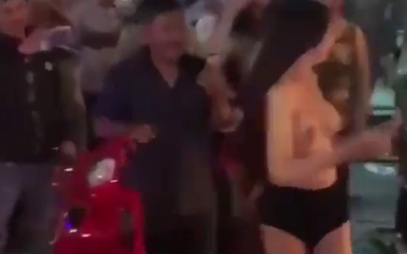 Clip hot girl CỞI ÁO giữa đường Ăn Mừng tuyển Việt Nam vào CK U23 Châu Á