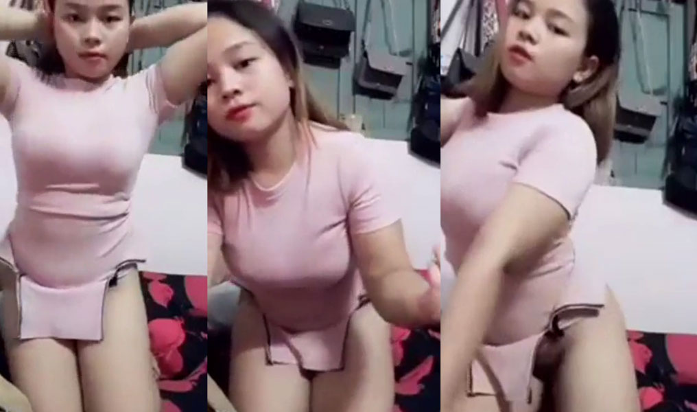 Clip gái xinh UpLive không mặc chip lộ lông đen xì