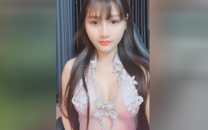 Clip Lam Only mặc áo lót lưới để lộ da thịt gợi cảm thách thức anh em chịu đựng
