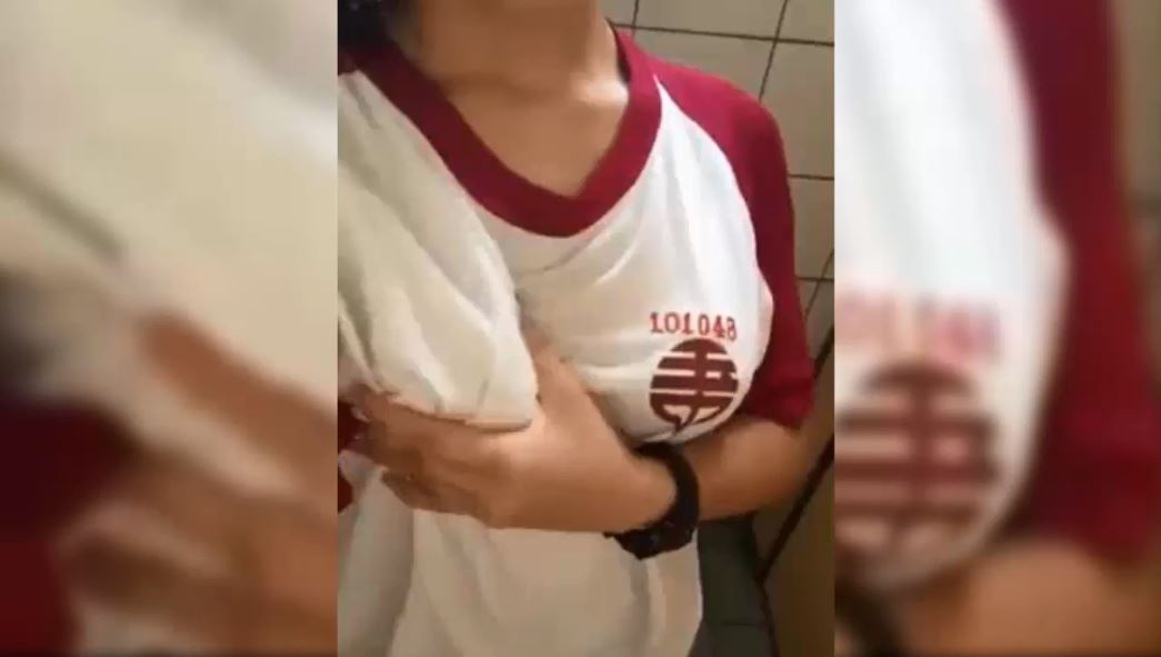 Em gái xinh cute lộ clip bóp vếu tự sướng cực phê