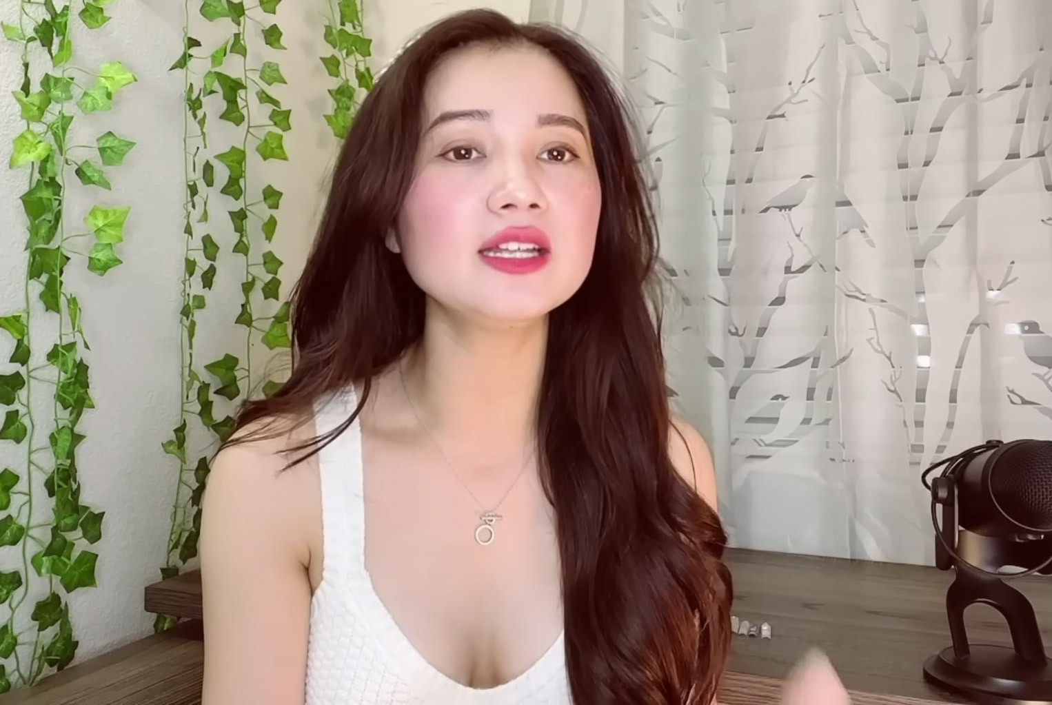 Em gái xinh khẩu dâm thích con trai Chim To vì làm em sướng