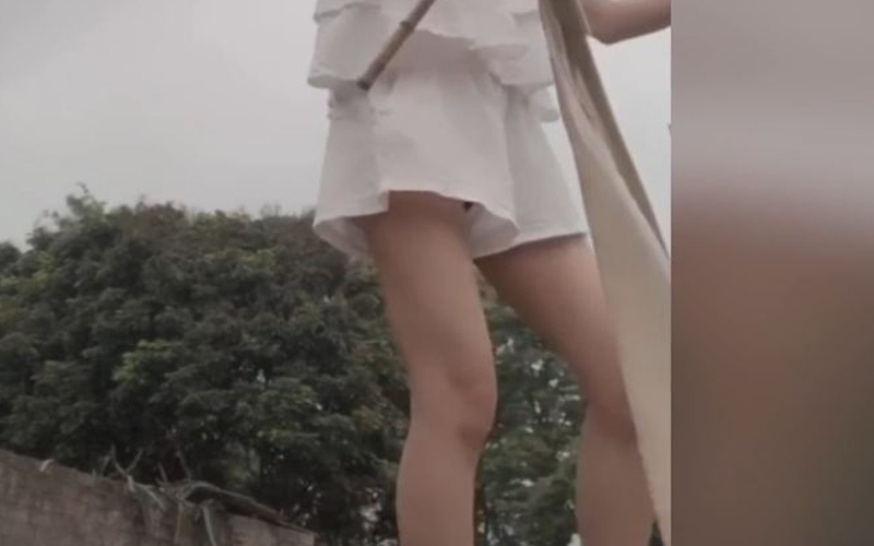 Clip gái xinh đi câu cá lộ lông bím đen xì