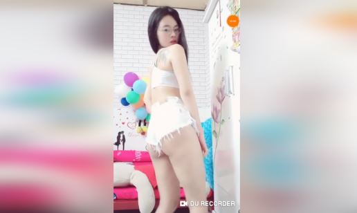 Gái xinh lắc đít sexy khoe hàng mới nhất