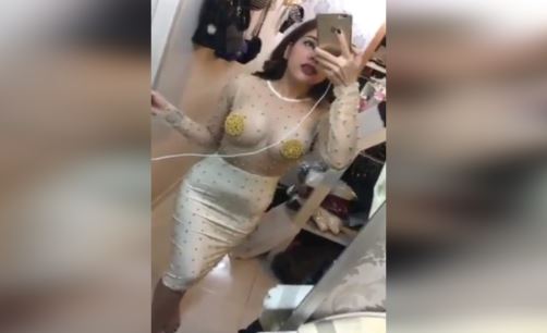 Gái xinh mặc đồ xuyên thấu tự sướng lộ hàng