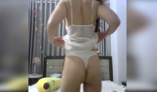 Gái xinh dâm dê show hàng mông đít lọt khe NÓNG Chảy Nước