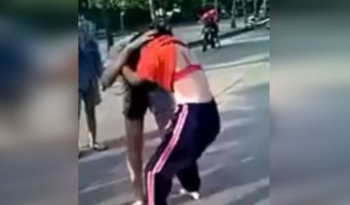 Clip Nhóm Nữ Sinh Lột Đồ Lộ Nội Y Ngoài Đường