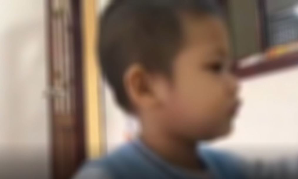 PHẪN NỘ Clip giáo viên mầm non bạo hành bé trai liên tục lấy kẹp quần áo bạo hành