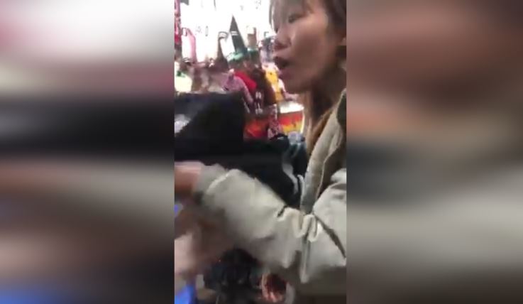 Clip chủ Ki-ot quần áo ở Chợ Xanh (Cầu Giấy, Hà Nội) TÁT KHÁCH HÀNG khi mặc cả