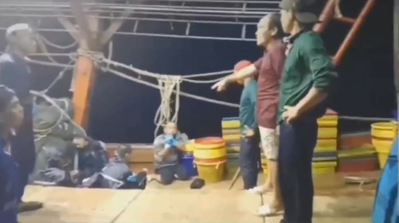 Clip Đánh Đập Thuyền Viên Ngư Dân DÃ MAN trên tàu cá CỰC PHẪN NỘ