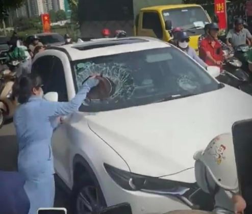 Full Clip đánh ghen đập vỡ kính ô tô ở Trung Văn Từ Liêm Hà Nội