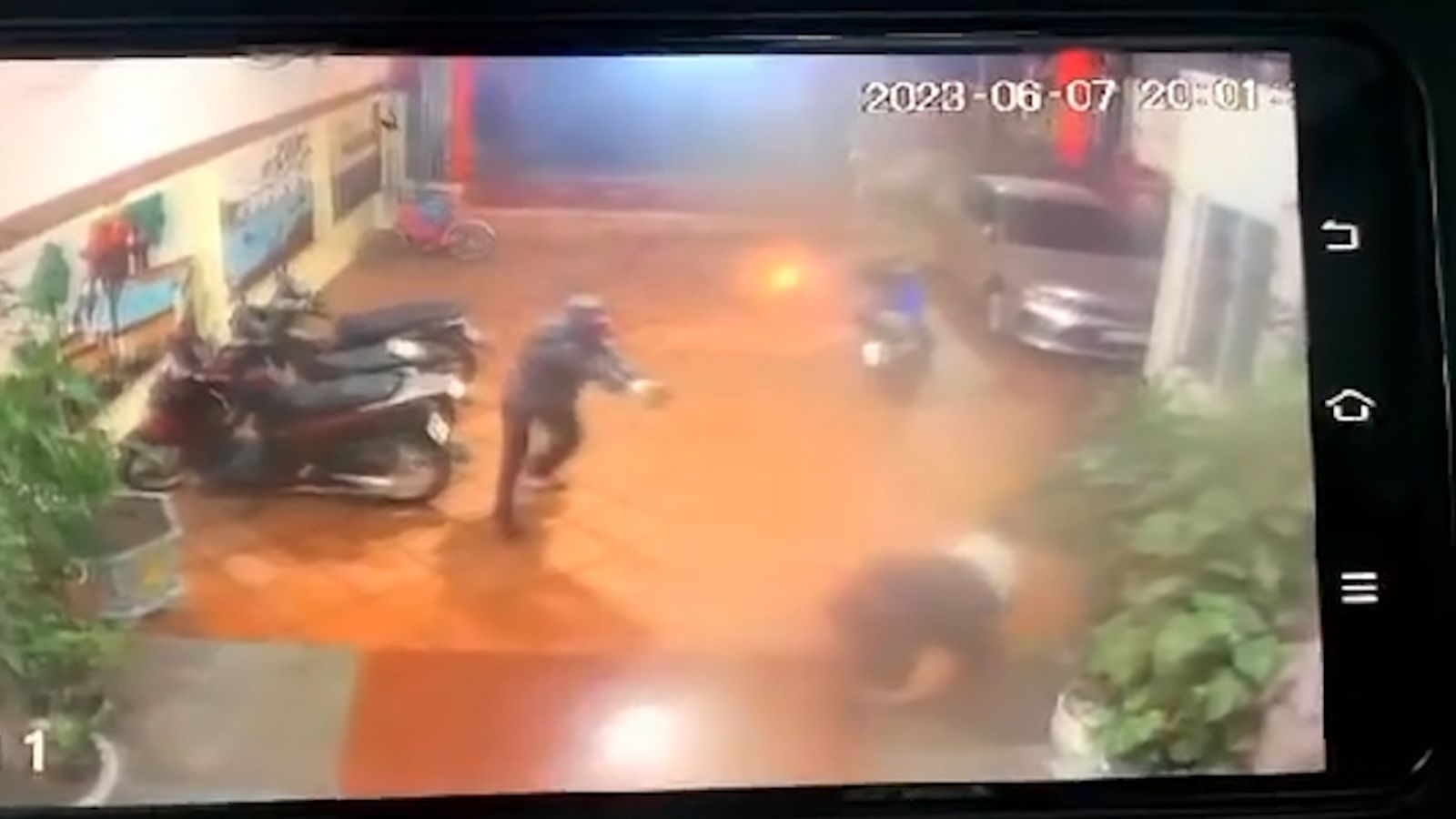 Clip kẻ cướp dùng súng bắn gục chủ tiệm vàng ở Hải Dương
