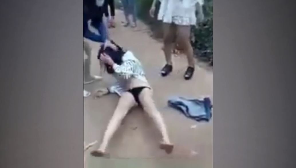 Clip gái xinh đánh nhau lột đồ giữa đường