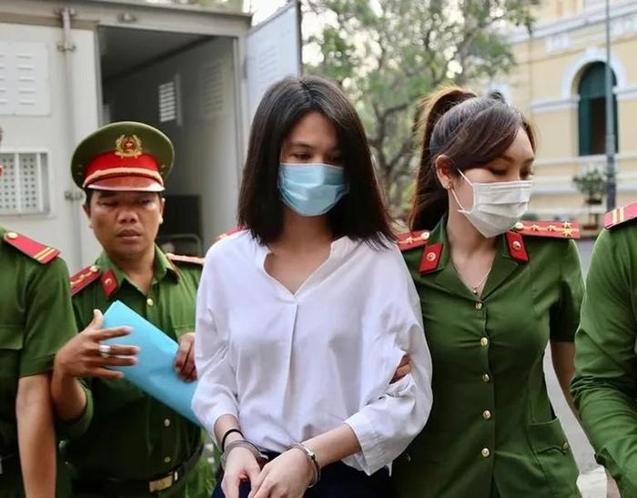 Clip hình ảnh Ngọc Trinh mới nhất được thả tự do ngay tại tòa ngày 2-2-2024