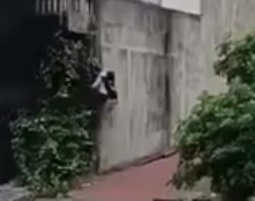 [HÀ NỘI] Clip người đàn ông mặc sơ mi trắng cõng cô gái thoát khỏi đám cháy rồi lặng lẽ đi làm