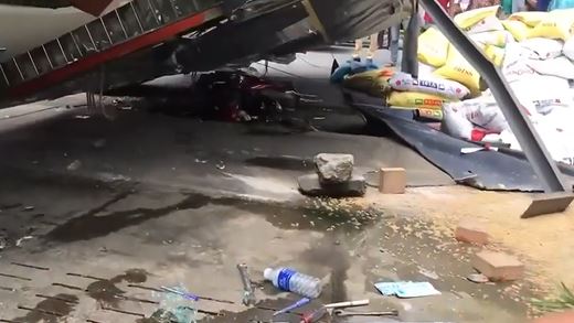 Clip Kinh hoàng xe tải lật đè tử vong cô gái bên đường ở Đồng Nai
