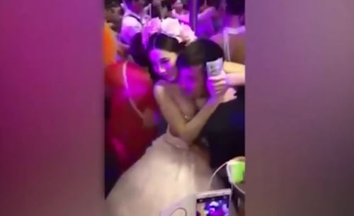 Clip Cô Dâu Cho Khách Bóp Vú để Lấy Tiền đi Trăng Mật