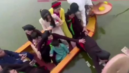 Clip 'Liền Chị' đang hát quan họ thì bất ngờ rơi xuống hồ nước