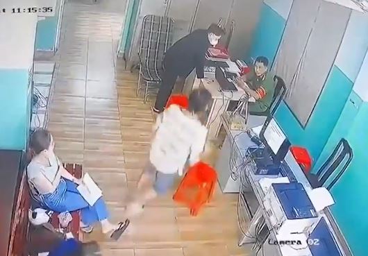 TPHCM: Nam thanh niên cầm kéo xông vào trụ sở tấn công công an