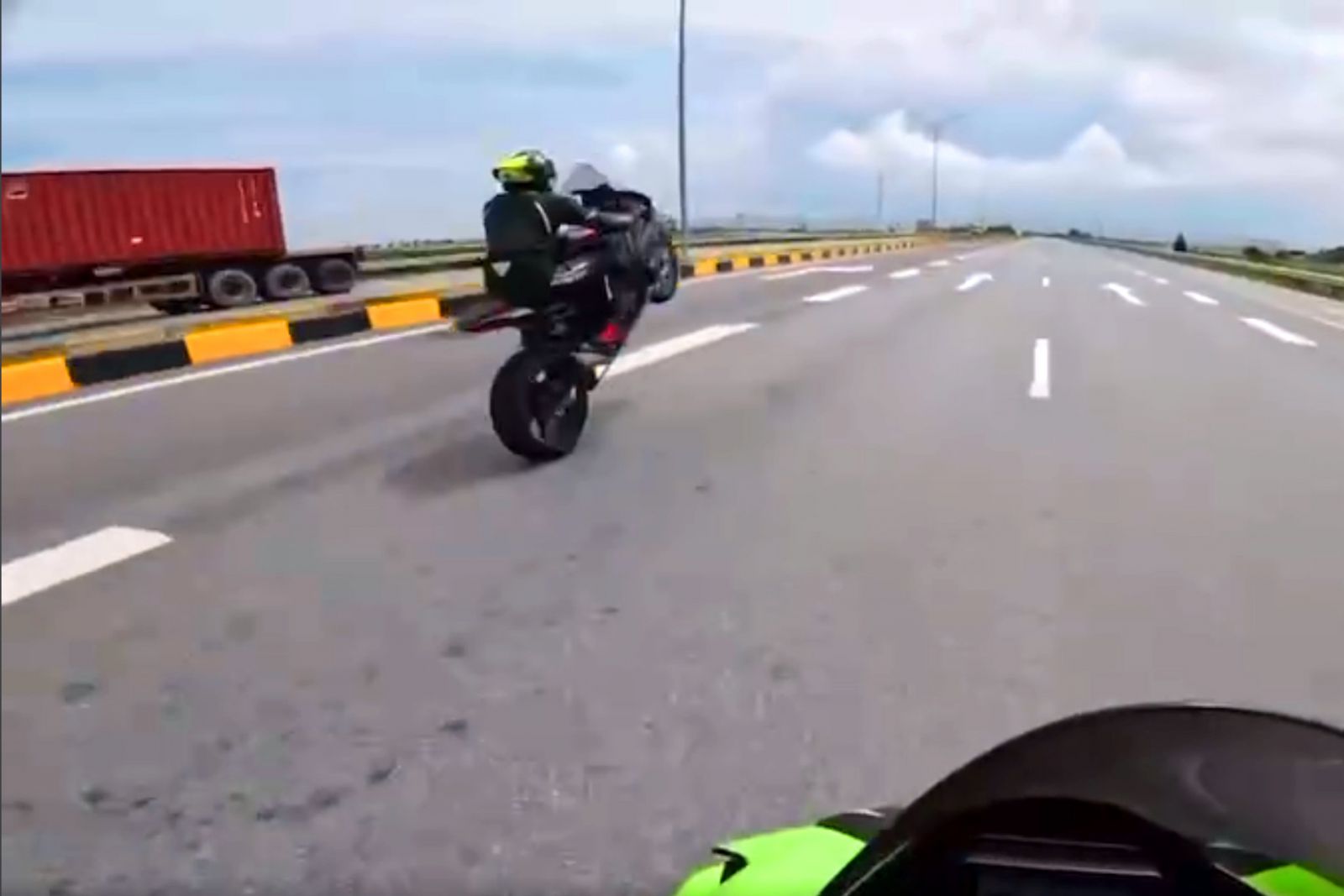 Clip nhóm thanh niên bốc đầu xe phân khối lớn ở đảo Cát Bà tộc độ gần 300Km/H có bị phạt giống Ngọc Trinh không?