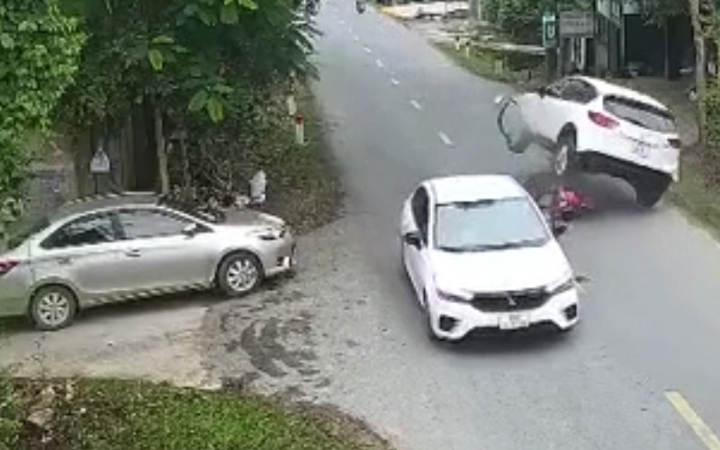 Clip Tai Nạn KINH HOÀNG Thoát Chết trong gang tấc Các cụ Gánh Còng Lưng